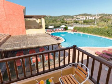 hotelkamer met balkon in santa teresa di gallura - hotel la funtana.jpg.jpg